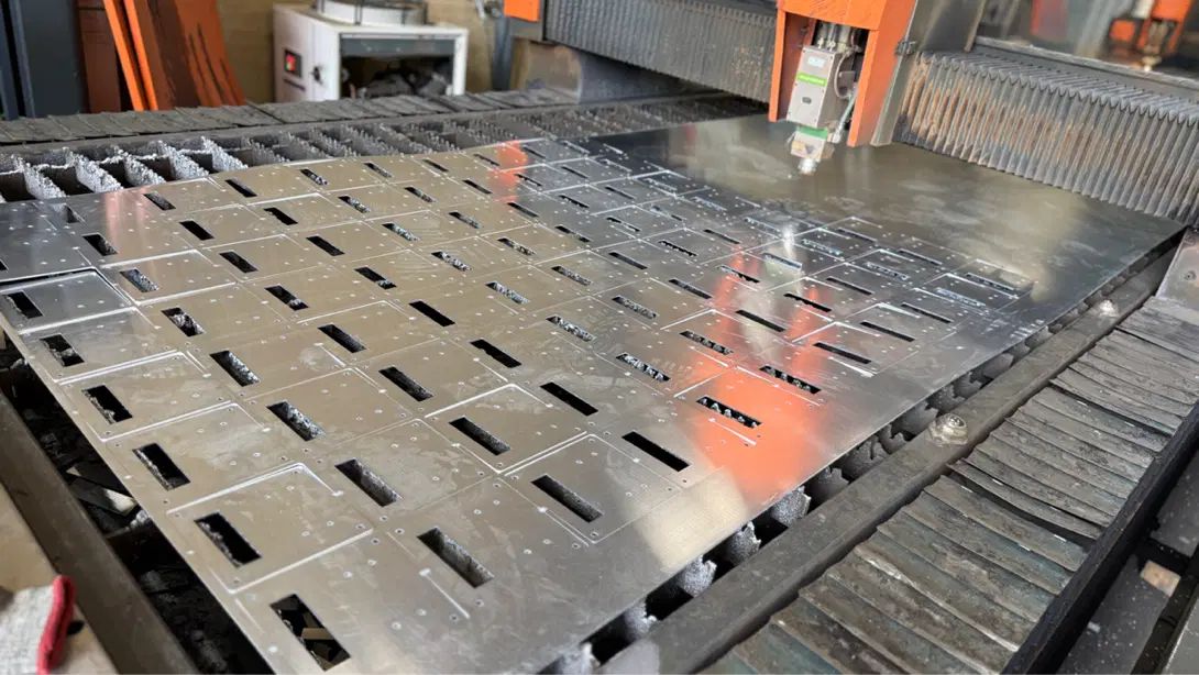 ظرفیت خالی خدمات برش لیزر فلزات، خمکاری CNC و مونتاژ