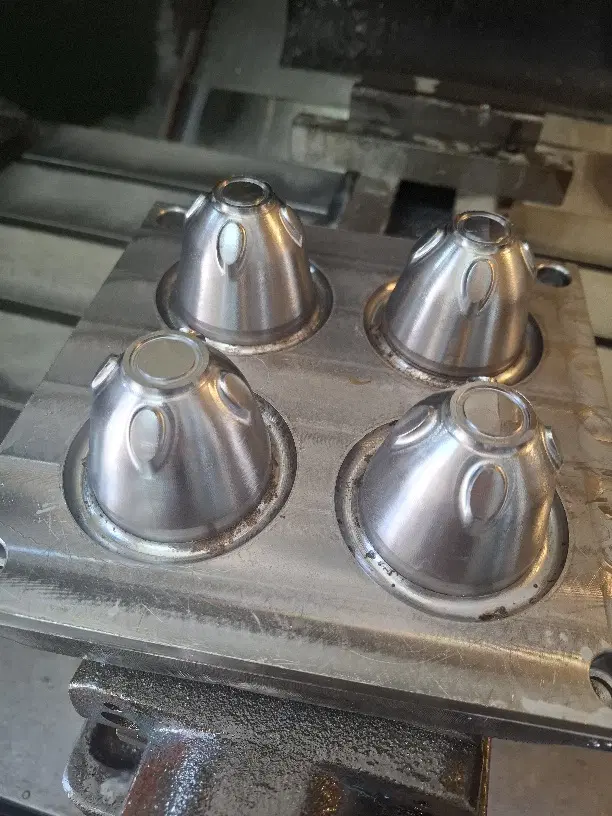 ظرفیت خالی ارائه خدمات فرز CNC، تراشکاری و قالب‌سازی صنعتی