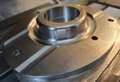 ظرفیت خالی ارائه خدمات فرز CNC، تراشکاری و قالب‌سازی صنعتی