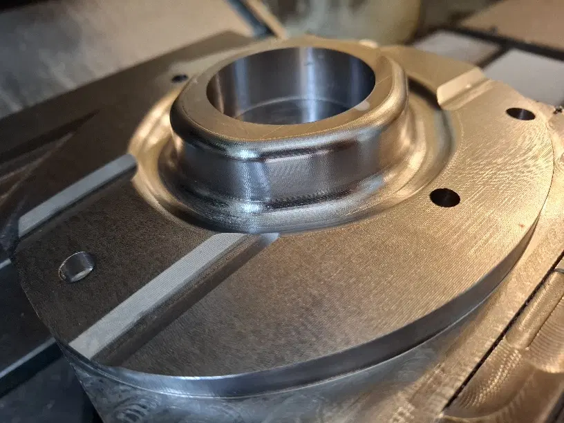 ظرفیت خالی ارائه خدمات فرز CNC، تراشکاری و قالب‌سازی صنعتی