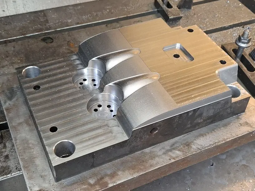 ظرفیت خالی ارائه خدمات فرز CNC، تراشکاری و قالب‌سازی صنعتی