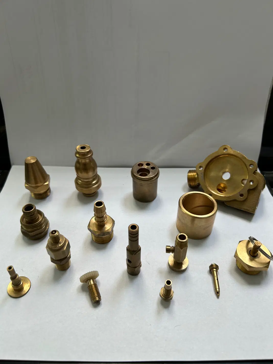 پذیرش سفارش سری‌تراشی و تولید قطعات CNC در اصفهان