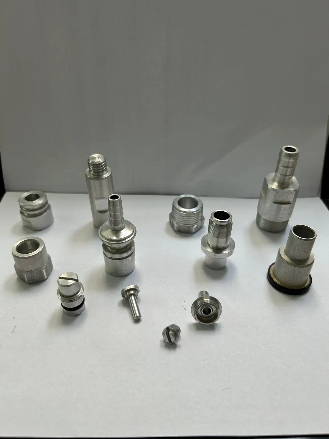 پذیرش سفارش سری‌تراشی و تولید قطعات CNC در اصفهان