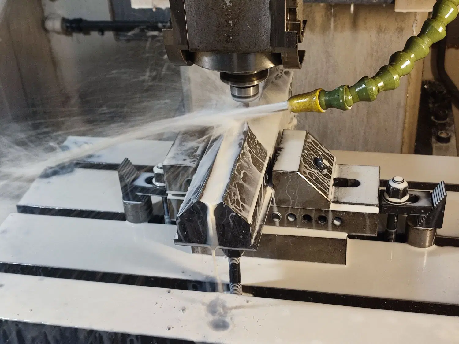 ظرفیت خالی پذیرش سفارش طراحی قالب و خدمات فرز CNC