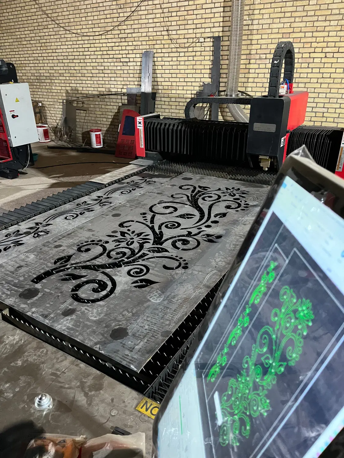 ظرفیت خالی خدمات برش لیزر فایبر و خم‌کاری CNC