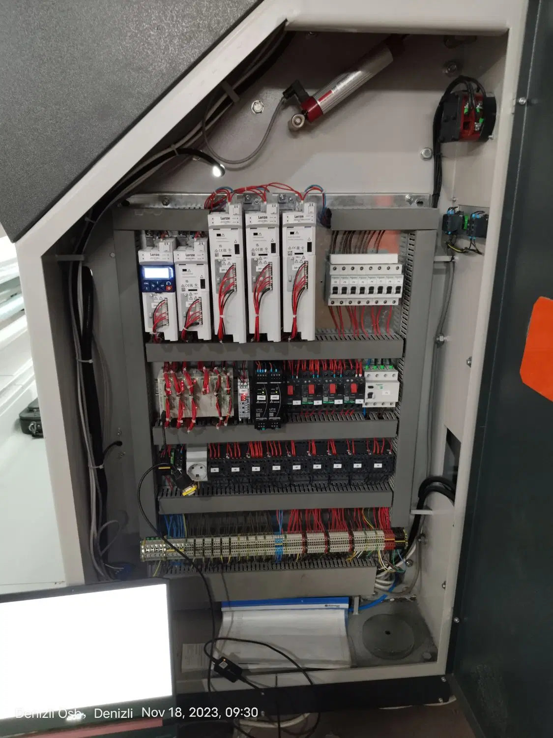 ظرفیت خالی ارائه خدمات برق صنعتی و اتوماسیون، PLC و CNC