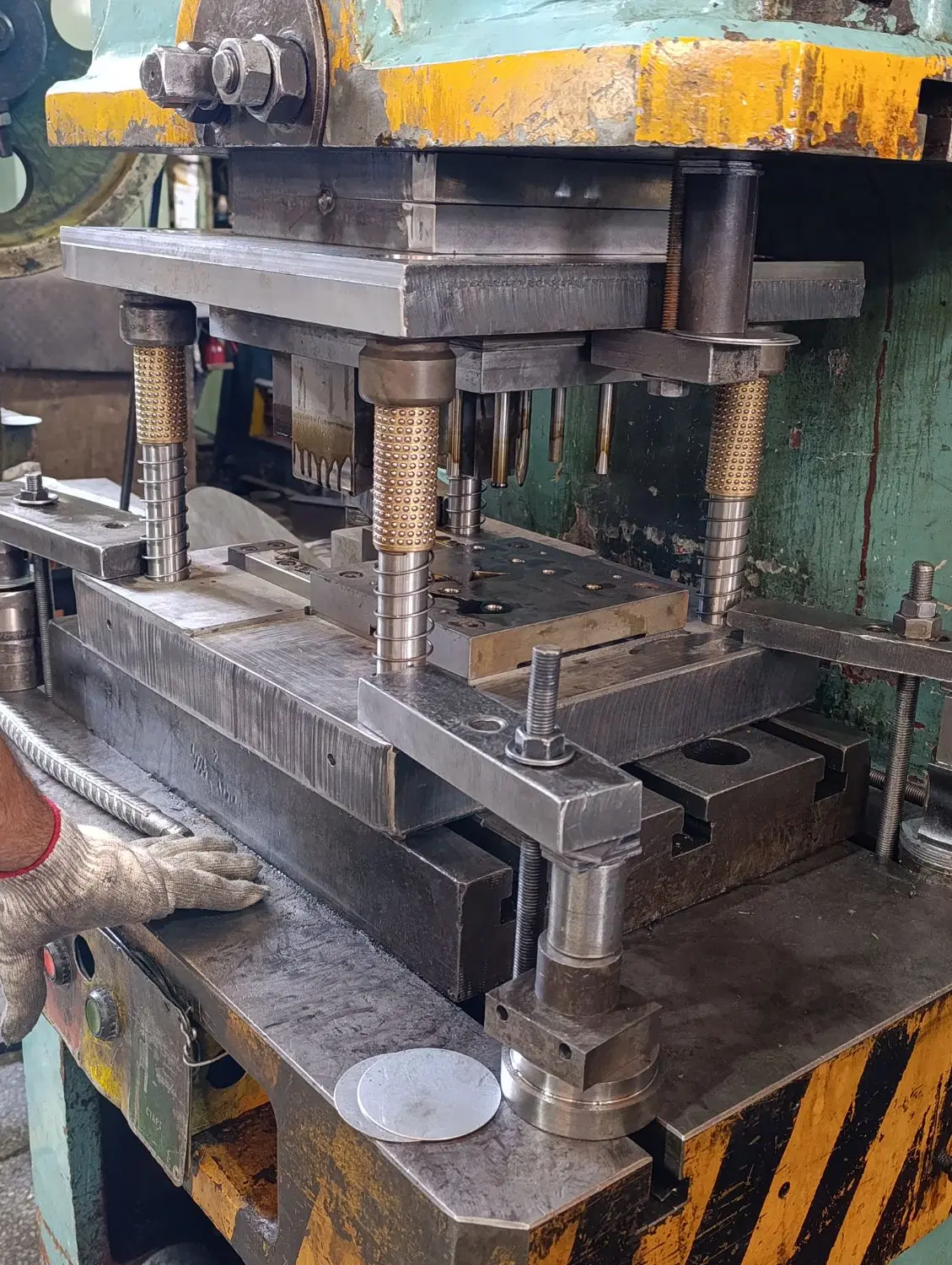 ظرفیت خالی خدمات قالب‌سازی صنعتی، CNC و وایرکات