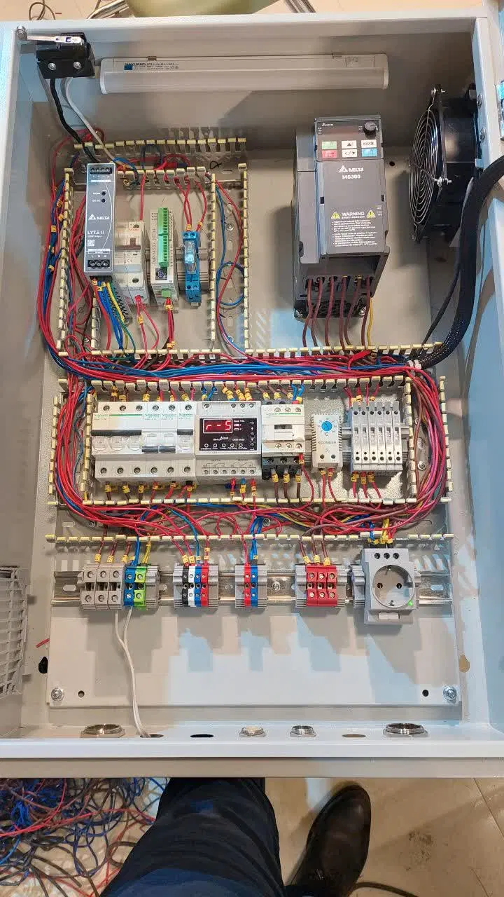 ظرفیت خالی ارائه خدمات برق صنعتی، PLC و HMI