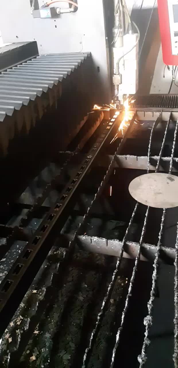 ظرفیت خالی ارائه خدمات برش، خم‌کاری و پانچ CNC فلزات در ماهدشت