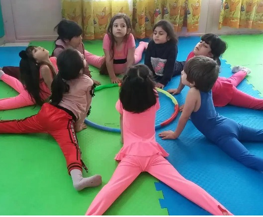 مربی ژیمناستیک و باله زومبا بازی ورزش کودکان