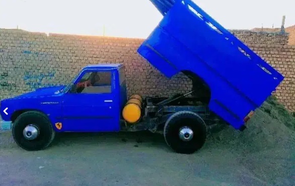 نیسان کمپرسی حمل خاک نخاله ساختمانی همراه با کارگر